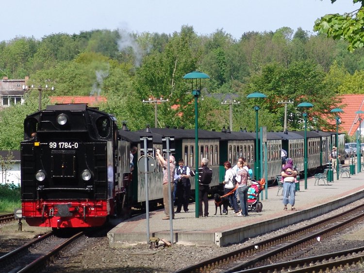 99 1784-0 mit P225 von Binz LB nach Ghren(Rgen) kurz vor der Abfahrt im Kleinbahnhof Binz LB.(21.05.09)
