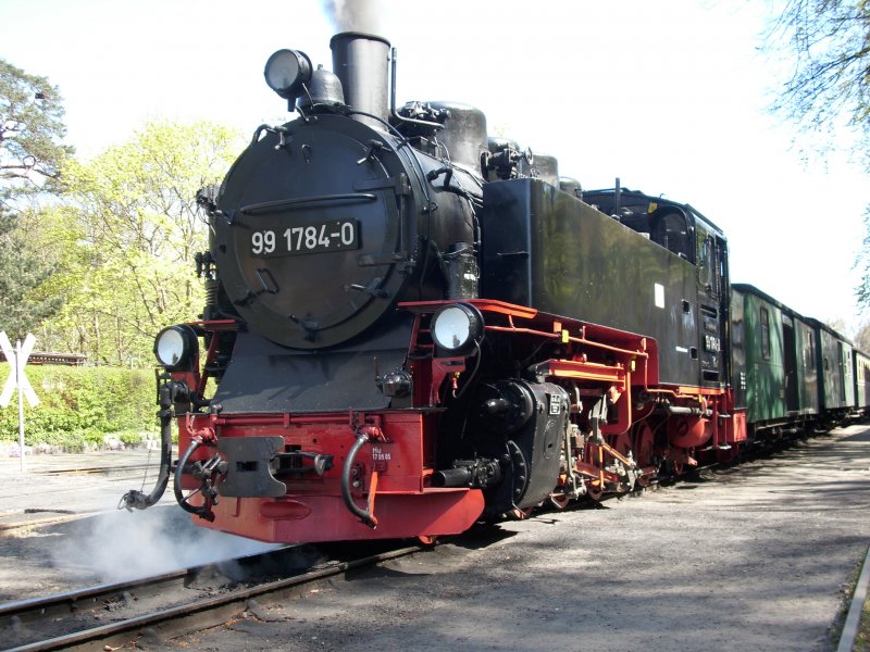 99 1784 am 01.Mai 2009 vor einem Personenzug Ghren-Putbus zur Abfahrt bereit in Ghren.