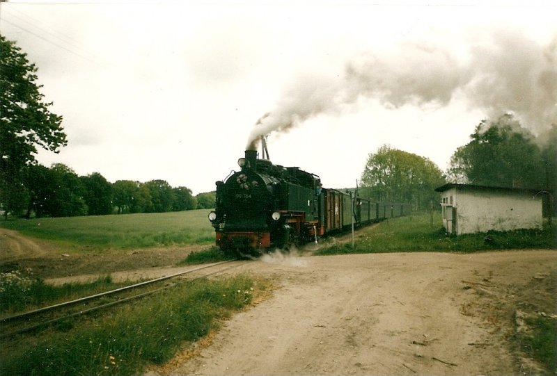 99 (1)784 an einem Maitag 1998 mit dem Personenzug Ghren-Putbus in Posewald.