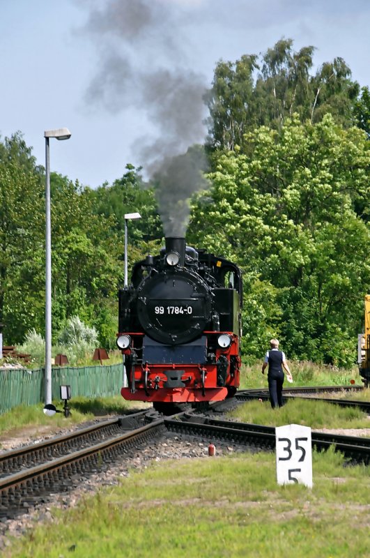 99 1784 beim umsetzen an den Zug nach dem restaurieren am 16.07.09 im Bf Putbus