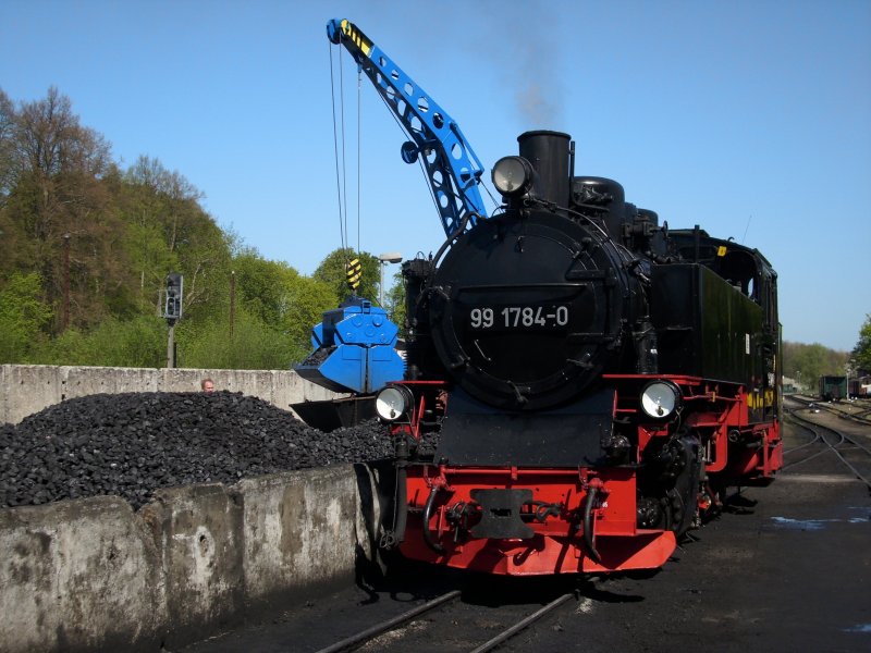 99 1784 ergnzte am 01.Mai 2009 ihre Kohlevorrte in der Einsatzstelle Putbus.