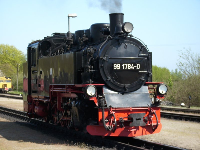 99 1784 fuhr am 01.Mai 2009 in Putbus an ihrem Zug nach Ghren.