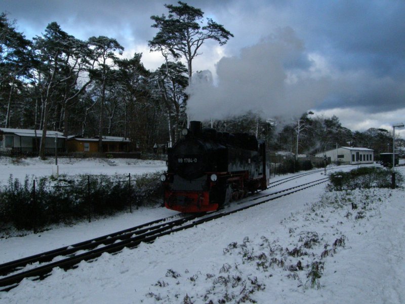 99 1784 ist in Ghren auf den Weg zum zug nach Putbus. Am 22.11.2008 gab es auf Rgen den ersten Schnee.
