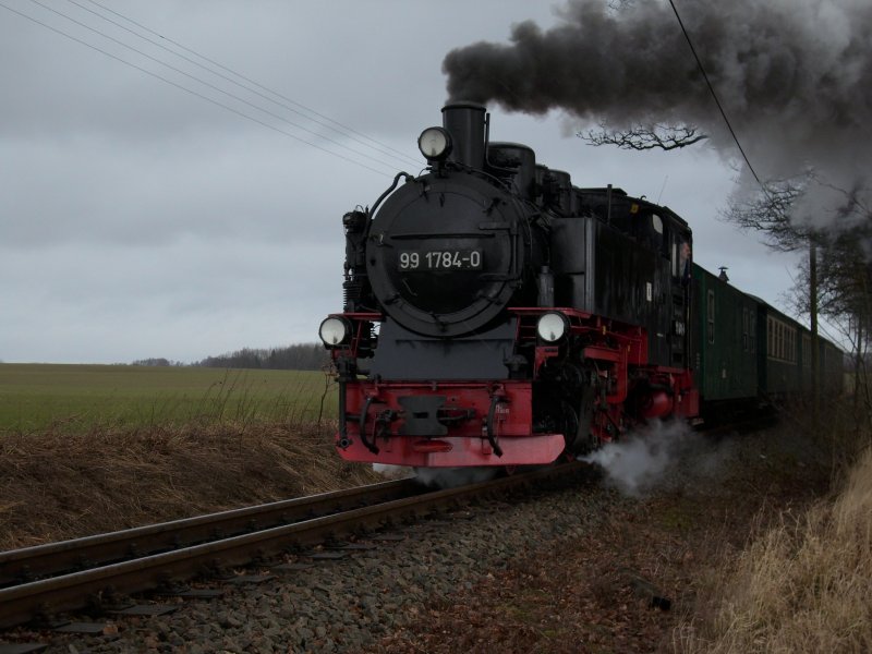 99 1784 mit einem Personenzug Ghren-Putbus am 10.Mrz 2009 in der Nhe von Posewald.