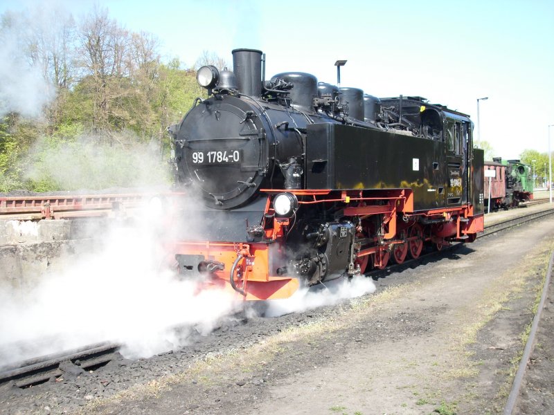 99 1784 mute von der Einsatzstelle zu ihrem Zug am 01.Mai 2009 ber das ganze Bahnhofsareal von Putbus fahren.