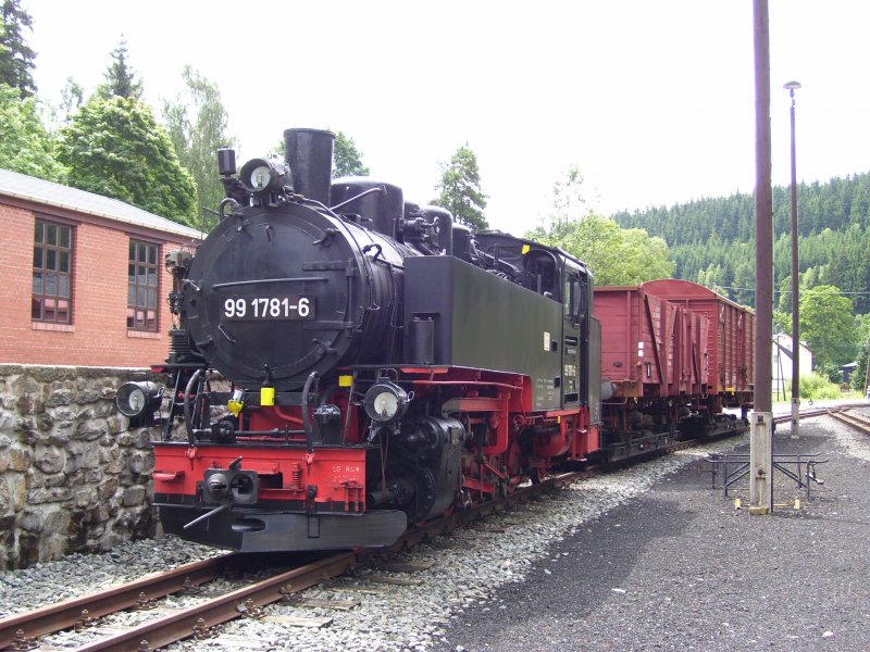 99 1786-6 steht vor einer Ganitur Rf 4 im Bahnhof Schmalzgrube. (20.07.08)