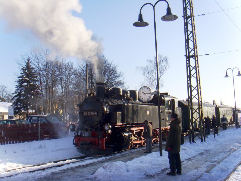 99 1789-9 steht am 10.01.2009 mit ihrem Personenzug abfahrbereit im Bahnhof Radebeul-Ost. 
