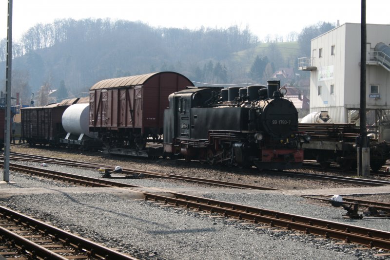 99 1790 kalt abgestellt mit einem kurzen Gemischtgterzug in Freital-Hainsberg.