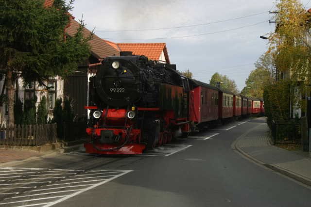 99 222 mit einem Zug zum Brocken bei der Fahrt durch die Kirchstrasse in Hasserode; 31.10.2006