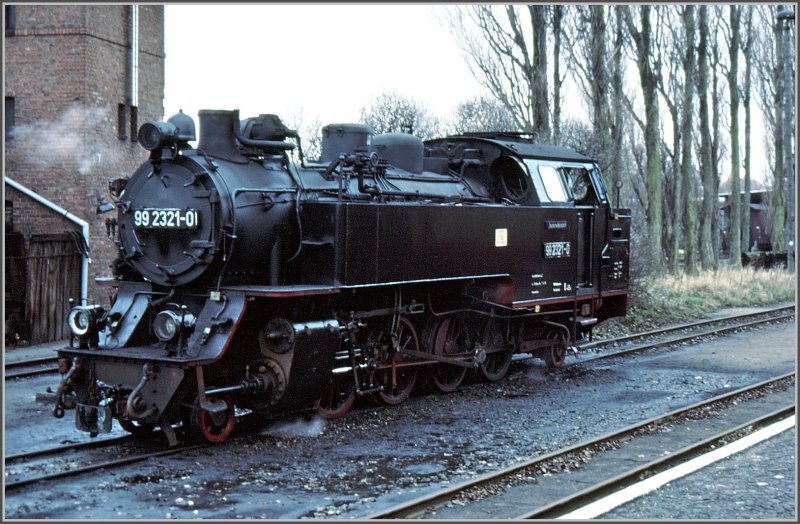 99 2321-0 wartet in Khlungsborn auf ihren nchsten Einsatz. (Archiv 11/90)
