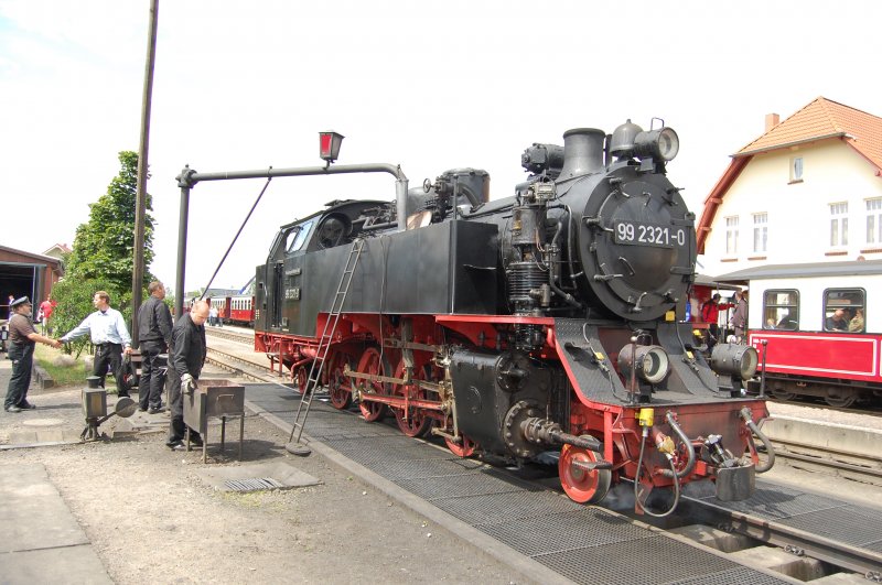 99 2321 beim Wasser fassen. Es ist schon ein sehr idyllisches Treiben auf dieser Bderbahn. Khlungsborn am 11.07.09