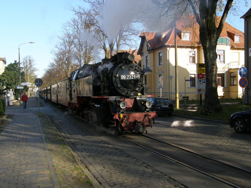 99 2321 legt in Bad Doberaner Goethstrae einen Halt ein. (28.10.2008)