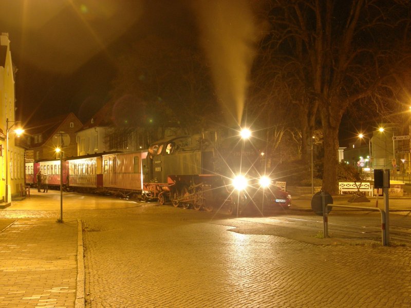 99 2321 steht mit dem letzten Zug des Tages nach Bad Doberan am Haltepunkt Bad Doberan - Stadtmitte. (28.10.2008)