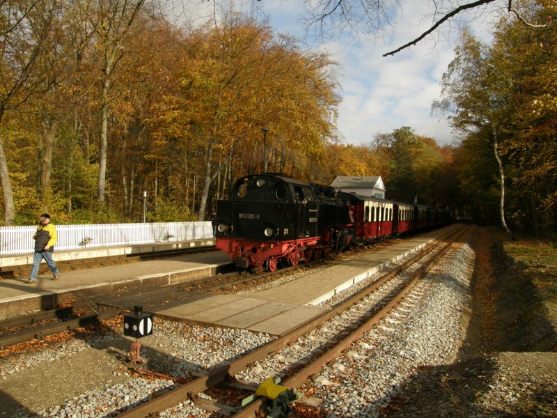 99 2321 wartet in Heiligendamm auf den Gegenzug aus Khlungsborn. (28.10.2008)