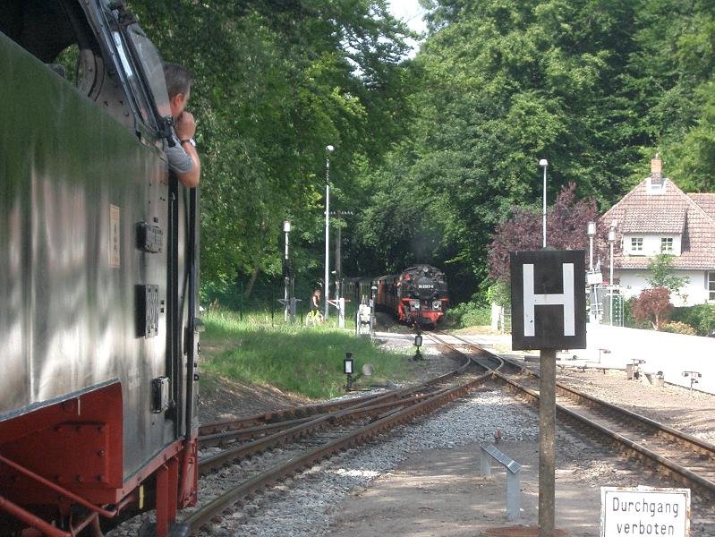 99 2322-8 wartet in Heiligendamm auf den Gegenzug, mit dem 99 2323-6 gerade einfhrt. 2008-07-05.