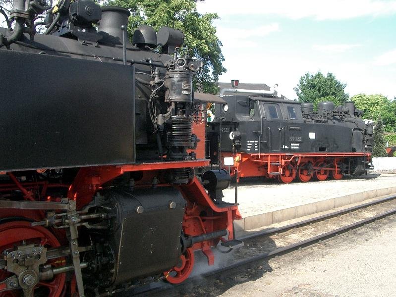 99 2323-6 und 99 332 in Khlungsborn West. 2008-07-05. (Vgl. Bild 204578)