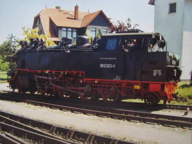 99 2323-6 am 04.06.06 im Bahnhof Khlungsborn/West.