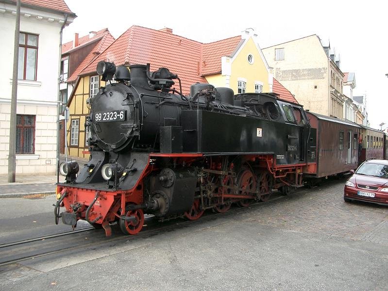 99 2323-6 am Haltepunkt Stadtmitte. 2003-08-18.