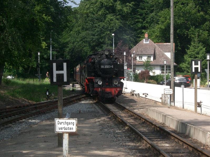 99 2323-6 fhrt mit ihrem Zug nach Bad Doberan in Heiligendamm ein. 2008-07-05.
