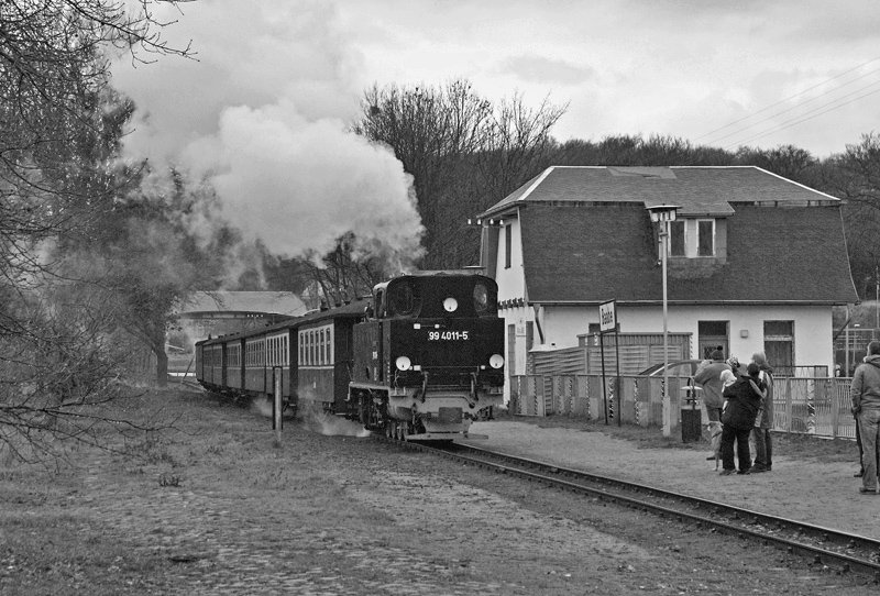 99 4011-5 der R�BB am 28.12.2008 mit einem Zug nach G�hren in Baabe.