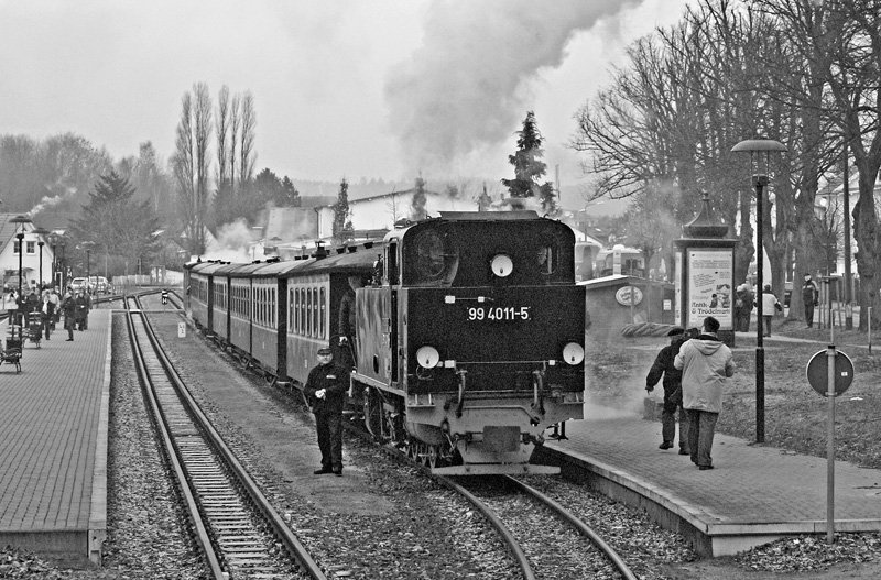 99 4011-5 der R�BB  mit einem Zug nach G�hren am 30.12.2008 in Binz.