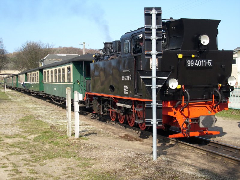 99 4011 am 09.April 2009 mit einem Personenzug Putbus-G�hren in Baabe.