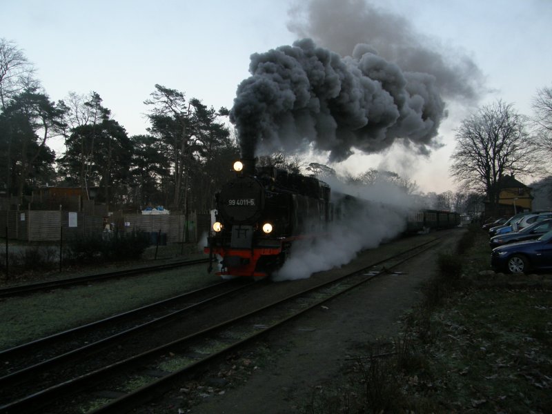 99 4011 fhrt am 30.12.2008 mit einem Zug nach Putbus in Ghren ab.
