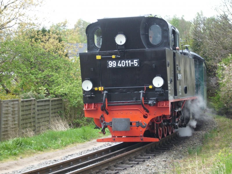 99 4011 fuhr am 06.Mai 2009 mit ihrem Personenzug Putbus-Ghren in Binz LB ein. 