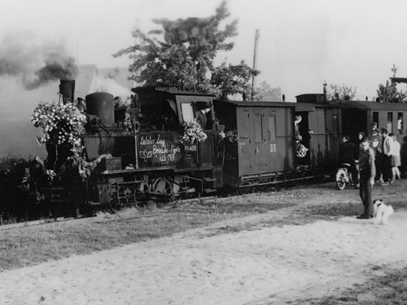 99 4511 vor dem letzten planm��igen Personenzug des Pollo, am 31. Mai 1969 am Haltepunkt K�tzlin.