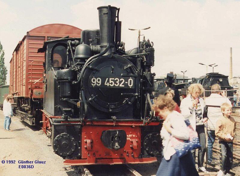 99 4532 mit Rollbockwagen und Normalspur-Gterwagen bei einen Bahnhoffest 1992 in Zittau Hbf.
