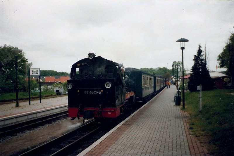 99 4632 bekannt auch unter der Bezeichnung Mh 52 fuhr im Sommer 2005 nicht mit ihren bekannten grnen Anstrich.Die Lok fuhr den Sommer lang mit dem schwarzen Anstrich und der Loknummer 99 4632.Hier ist ein Personenzug Lauterbach Mole-Ghren beim Halt in Binz LB frher bekannt unter Binz Ost(LB steht fr Landesbahn)