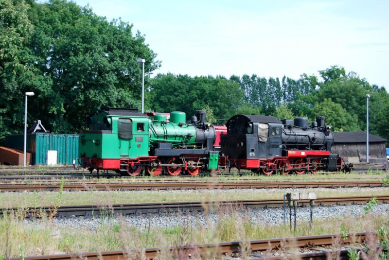 99 4633 und 4632 stehen kalt abgestellt im Bahnhof Putbus, 06.07.08