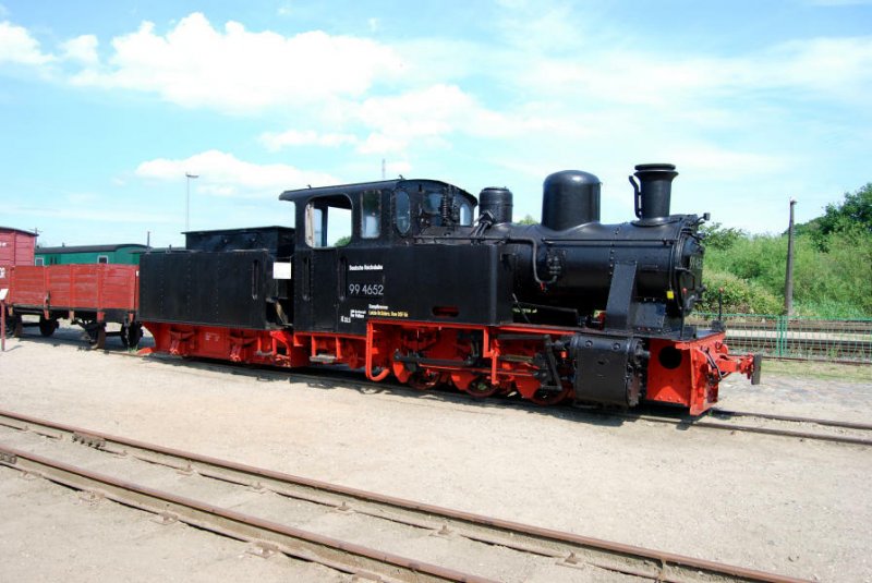 99 4652 im Kleinbahnmuseum Putbus. Diese Heeresfeldbahnlok war bei der DR zuletzt auf dem Streckenast Fhrhof-Altenkirchen eingesetzt. 06.07.08