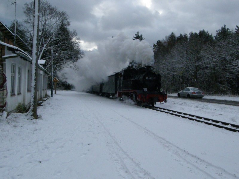 99 4801 macht sich mit den ersten Zug des Tages nach Putbus auf den Weg. Hier am Haltepunkt Philippshagen. 22.11.2008