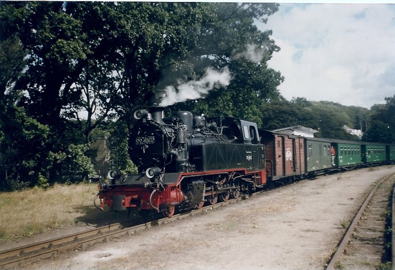 99 4802 im September 1997 mit einem Personenzug Ghren-Putbus beim Halt in Sellin.Noch hatte der Bahnhof keine Bahnsteige.