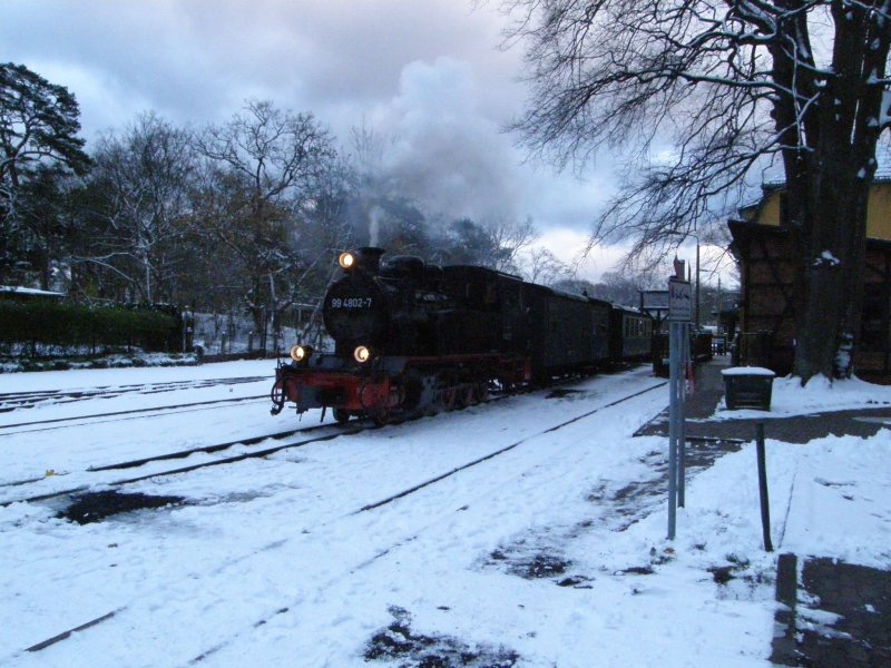 99 4802 steht in Ghren mit einem Personenzug nach Putbus zur Abfahrt bereit. 22.11.2008