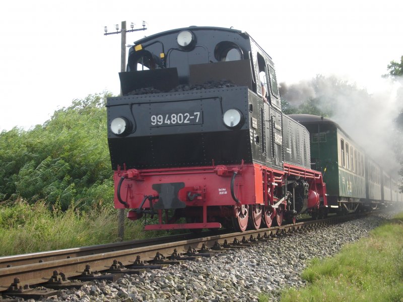 99 4802 verlie am 09.August 2009 mit einem Personenzug Lauterbach Mole-Ghren den Bahnhof Putbus.