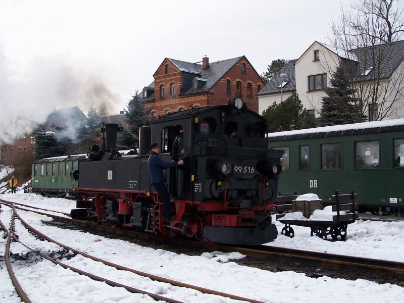 99 516 setzt in Schnheide an das andere Zugende um, 11.Dezember 2005.