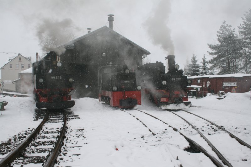 99 516,199 051 und 99 582 bei starken Schneetreiben vor dem Lokschuppen in Schnheide am 23.03.08.