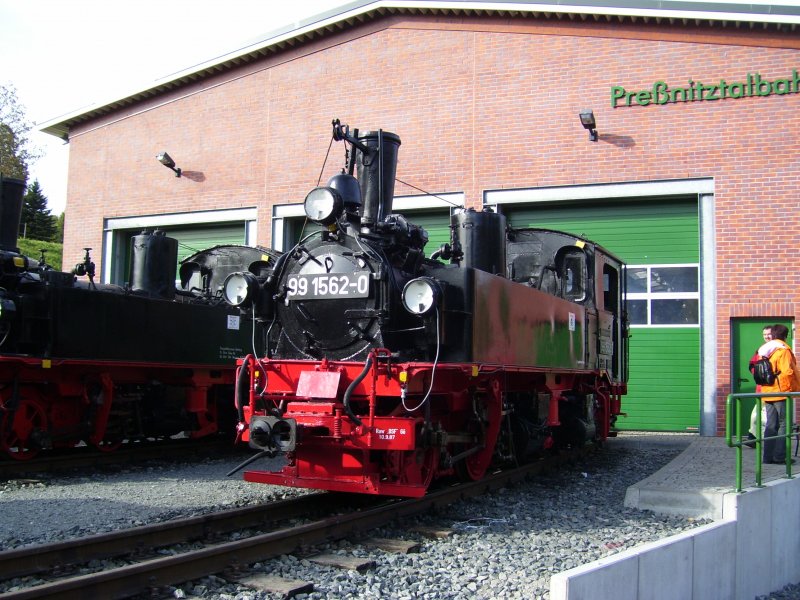 99 562 des SEM am 05.10.08 vor der Fahrzeughalle der Pressnitztalbahn.