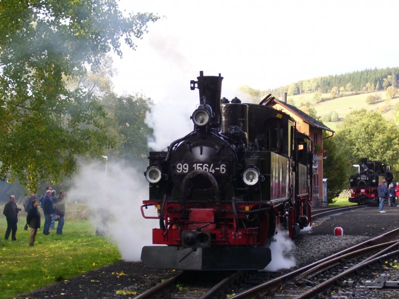 99 564 und 99 516 am 05.10.08 setzen sich in Steinbach an ihren Zug.