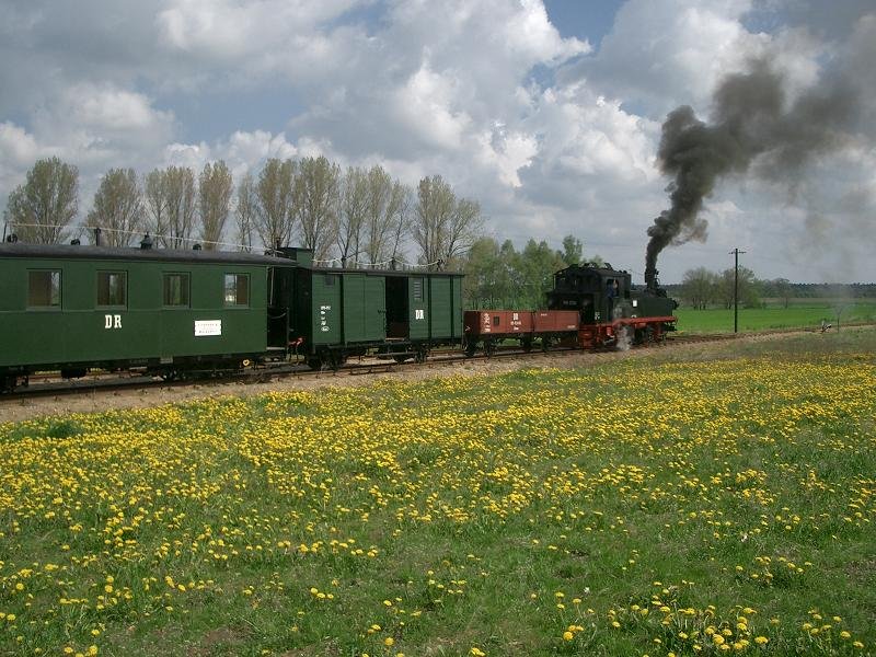 99 574 der Dllnitzbahn rangiert in Lindenberg, um kurz danach in Richtung Mesendorf zu dampfen. 2008-05-03.