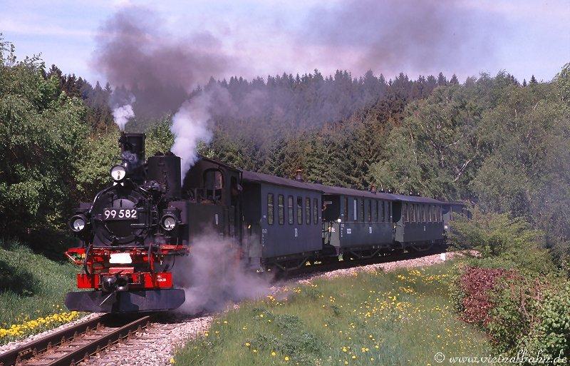 99 582 am 17.5.03 in der Steigung bei Schnheide.