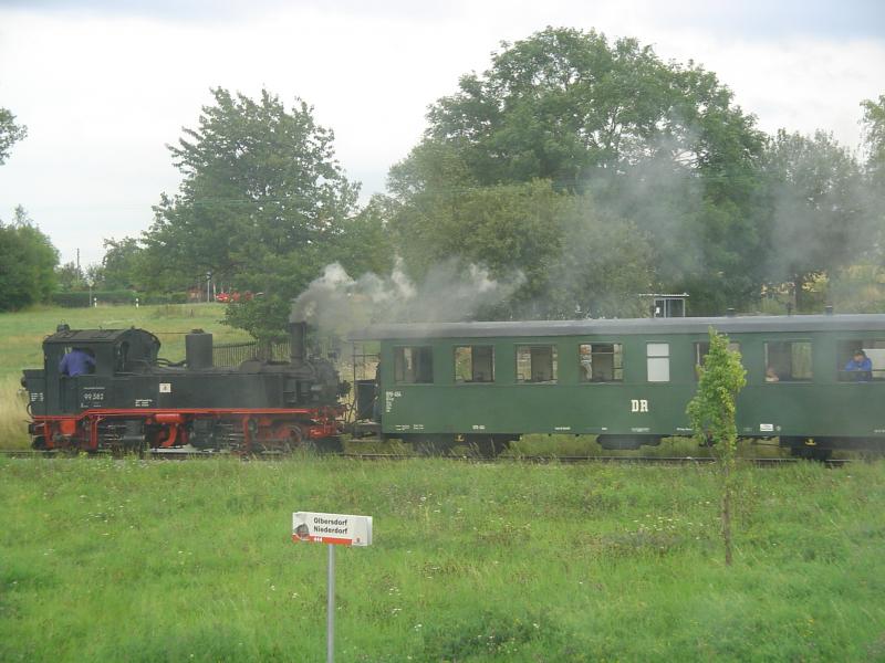 99-582 mit historischen Personenzug bei der Einfahrt in den Haltepunkt Olbersdorf-Niederdorf am 28.08.2004
