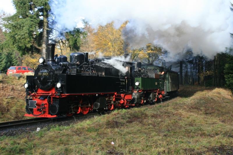 99 5901 und 99 5902 mit dem Traditionszug auf dem Weg zum Brocken kurz vor dem Bahnbergang bei Drei Annen; 08.11.2008

