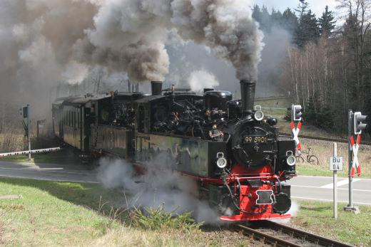 99 5901 und 99 5902 mit dem Oldtimerzug auf dem Weg zum Brocken beim Verlassen des Bahnhofs Drei-Annen-Hohne am 01.05.2006.