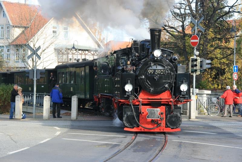 99 5901 und 99 5902 berqueren mit dem Traditionszug die Westerntorkreuzung in Wernigerode; 08.11.2008