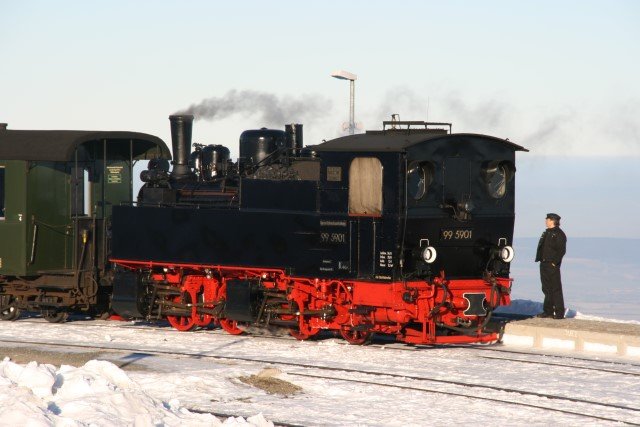 99 5901 auf Gleis 3 des Brocken-Bahnhofs; 22.12.2007