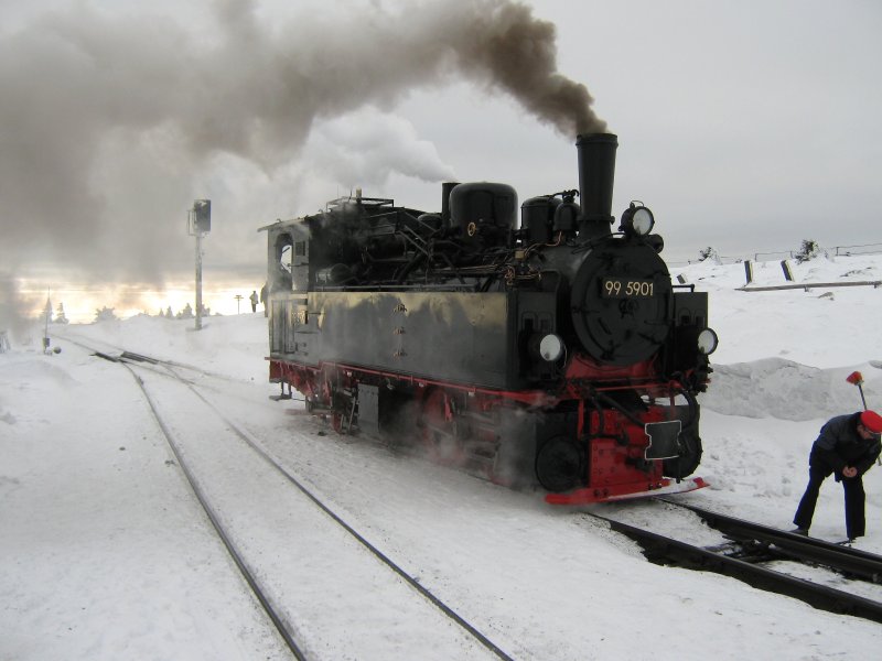 99 5901 Malletlokomotive (ex NWE 11 Bj. 1897/98) der HSB (Harzer Schmalspurbahn) im Sondereinsatz auf dem Brocken. 03.01.2009.