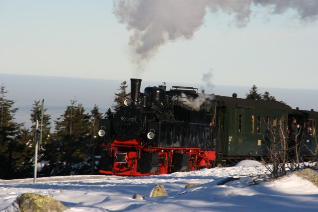 99 5901 mit dem Adventsonderzug in der Brockenspirale unterhalb vom Gipfel; 22.12.2007